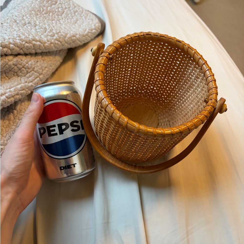 Small Nantucket Basket, excellent condition — see photos for size reference - Picture 9 of 9